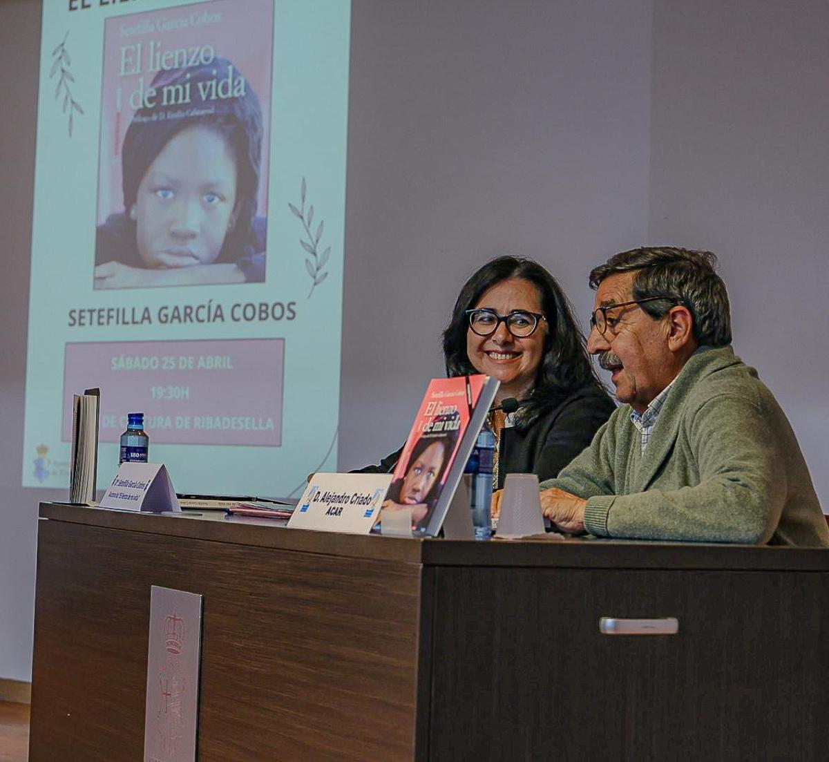 Presentación del libro de Setefilla García Cobos en la Casa de Cultura de Ribadesella. A su lado, Alejandro Criado, presidente de la Asociación Amigos de Ribadesella.