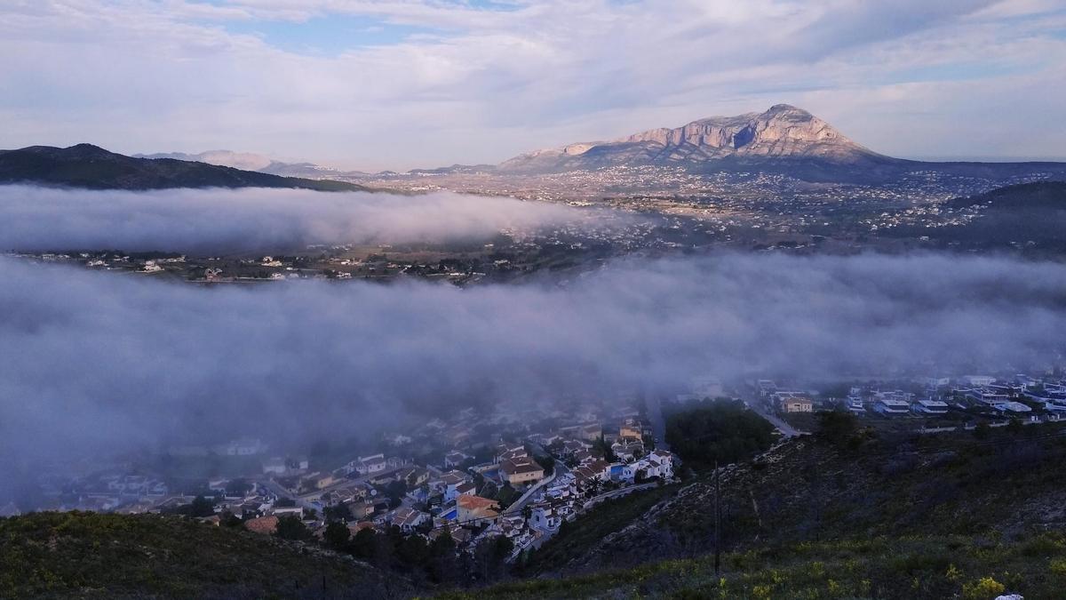 La niebla se ha deshilachado camino del Montgó