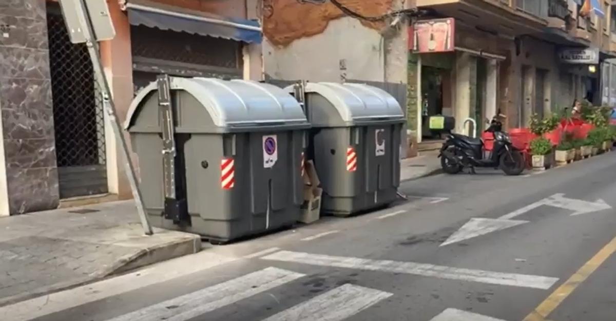 Cubos de basura contra los que colisionó el coche y provocó que la víctima saliera despedida.