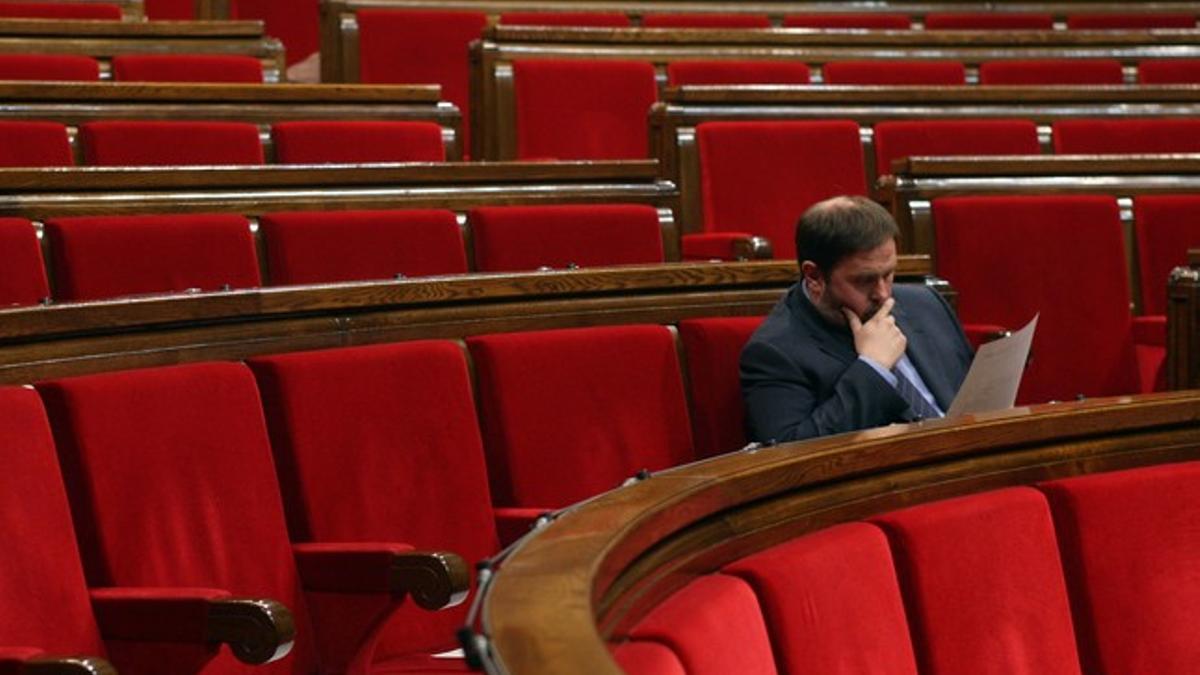 Oriol Junqueras repasa sus notas en el Parlament el pasado 20 de diciembre, en el pleno de investidura.