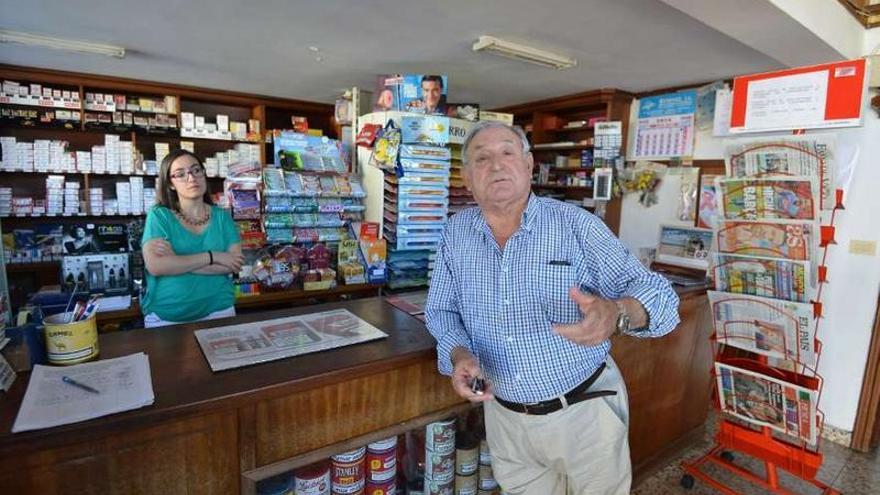 El propietario del estanco San Roque de Ponte Caldelas y una trabajadora.