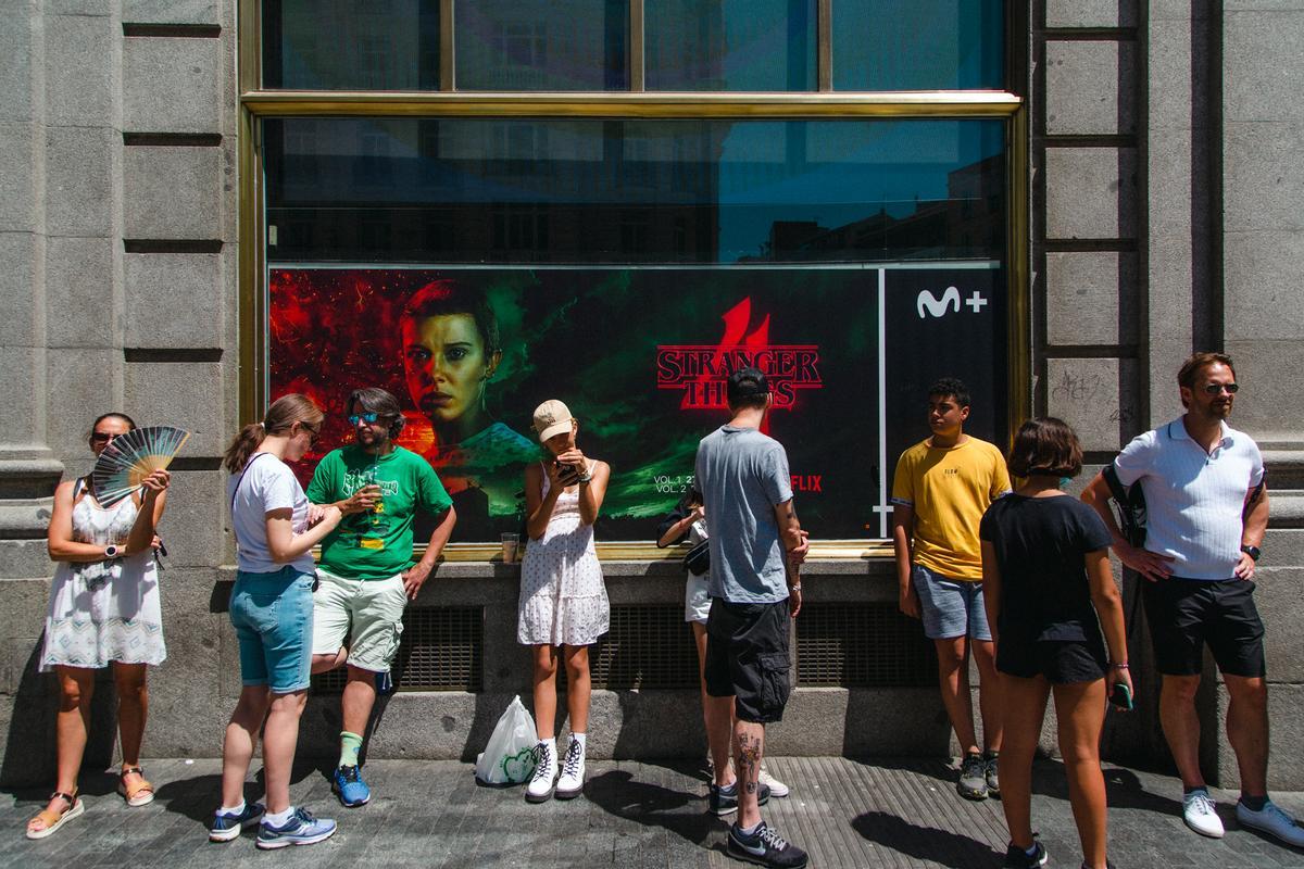 Fila de aficionados de Stranger Things al sol antes de entrar a la exposición.