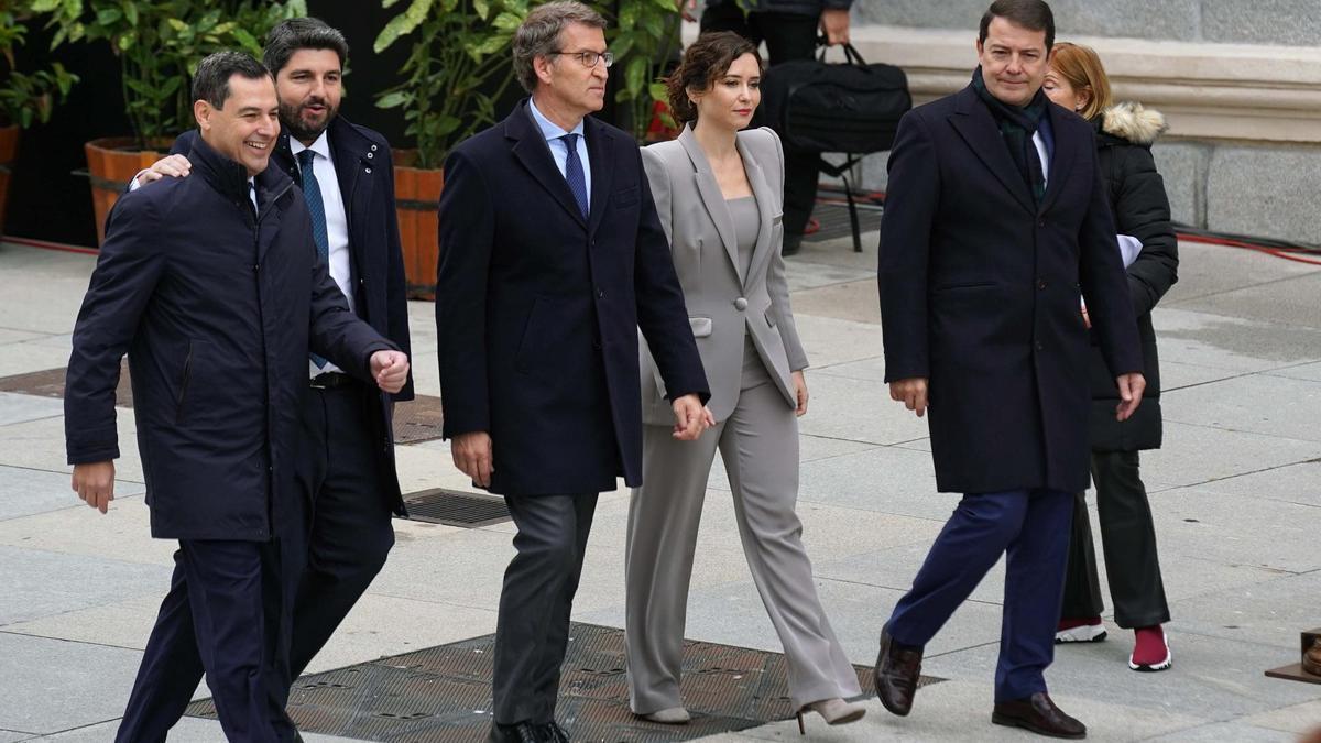 Alberto Núñez Feijóo con algunos de los presidentes autonómicos del PP en el Congreso.