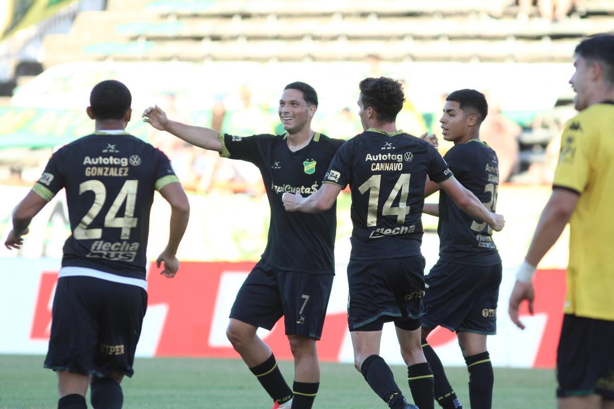 Abiel Osorio, de cara y con el dorsal siete, celebra con sus compañeros de Defensa y Justicia.