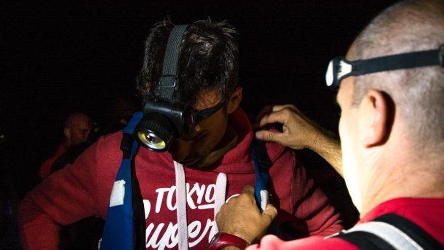 Albert Palau, d&#039;Indòmit, posa una armilla salvavides a un participant