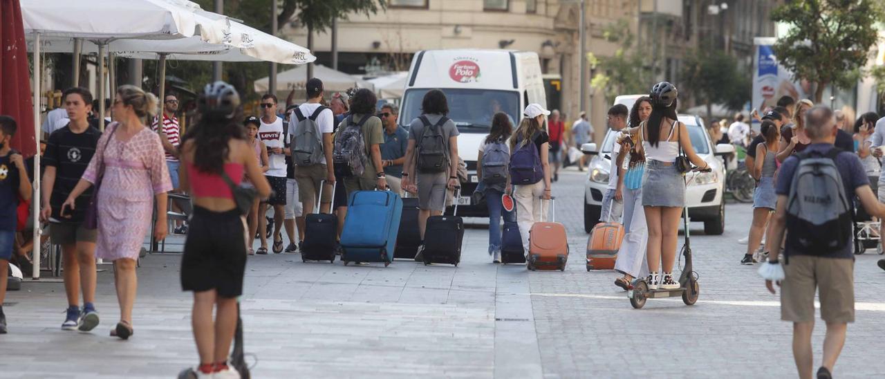 Furgonetas de carga y descarga, patinetes, viandantes y terrazas «conviven» en la zona peatonal que rodea el Mercado Central.  | JOSÉ MANUEL LÓPEZ