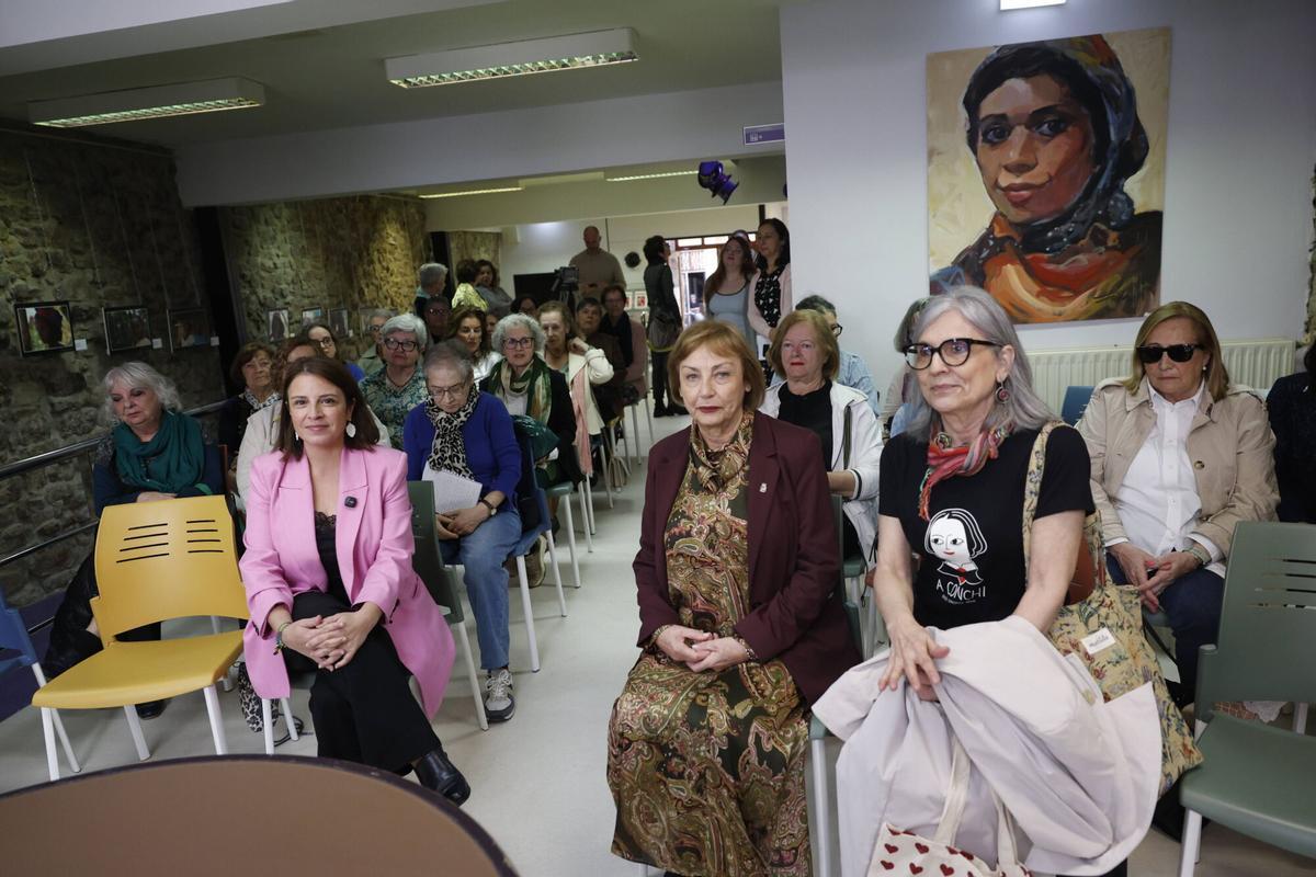 Avilés. Casa de las Mujeres La delegada del Gobierno, Adriana Lastra, y la alcaldesa de Avilés, Mariví Monteserín, participan en un encuentro con el Club de Lectura ‘Una habitación propia’ con motivo del Día del Libro