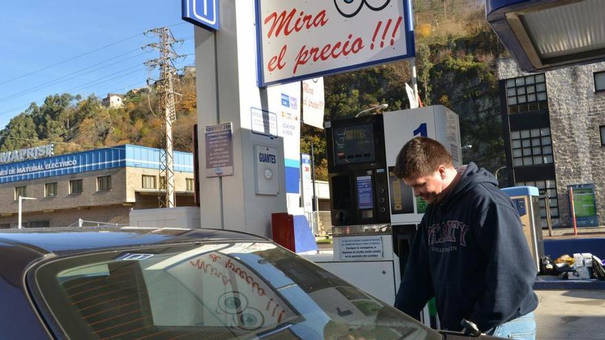 Los precios de los carburantes ahondan en nuevos mínimos del año