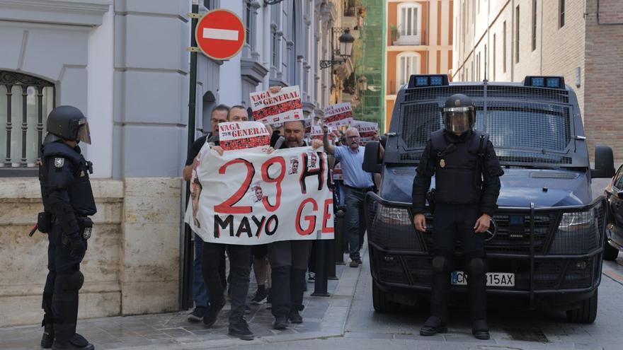 Una treintena de sindicalistas se encierran en la sede de la patronal para pedir la dimisión de Mazón
