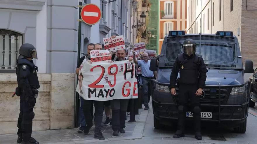 Una treintena de sindicalistas se encierran en la sede de la patronal para pedir la dimisión de Mazón