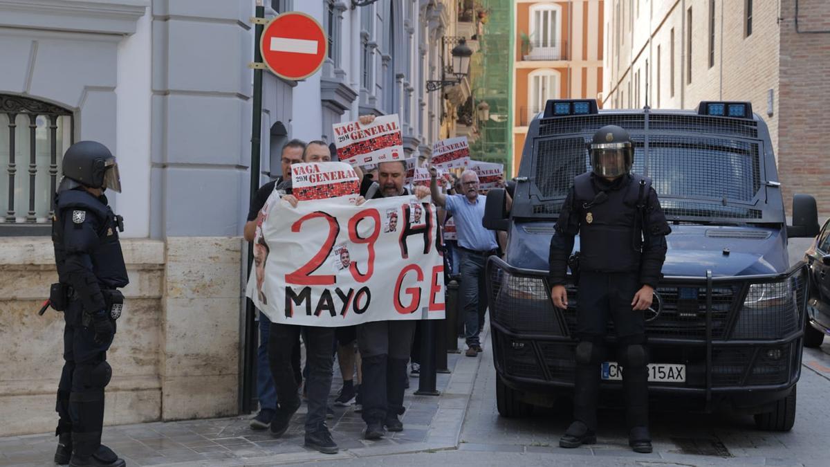 Una treintena de sindicalistas se encierran en la sede de la patronal para pedir la dimisión de Mazón