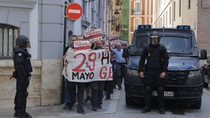 Una treintena de sindicalistas se encierran en la sede de la patronal para pedir la dimisión de Mazón