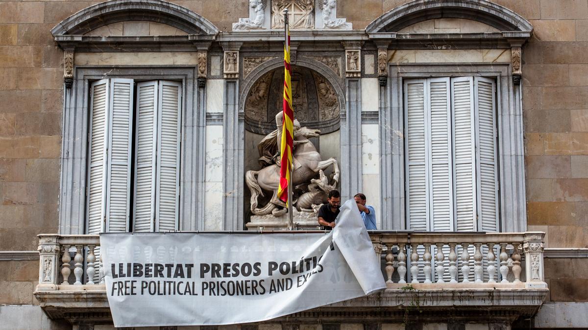 BARCELONA 27/09/2019. Retirada pancarta Generalitat, FOTO de Àngel García