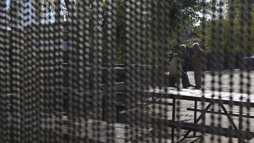 Tres vecinos vistos a través de una cortina en Badilla de Sayago.