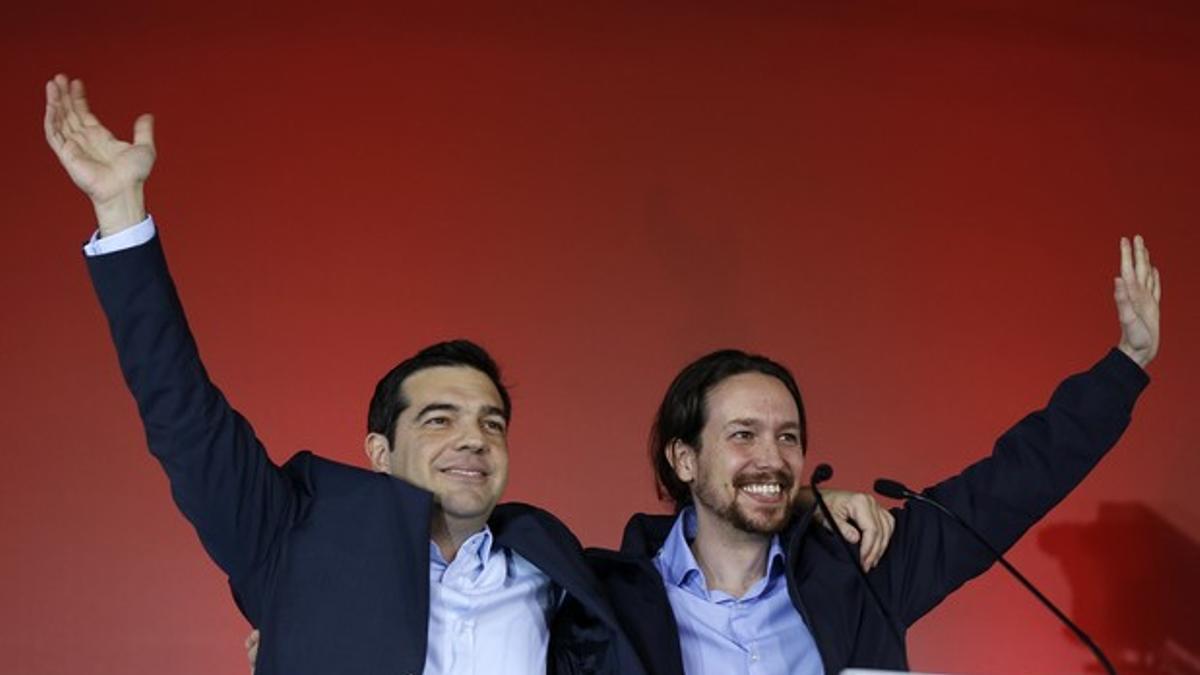 El líder del partido griego Syriza, Alexis Tsipras, junto con el líder de Podemos, Pablo Iglesias