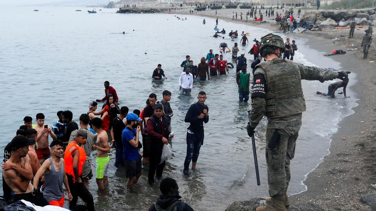 L&#039;Exèrcit, desplegat a la platja de Ceuta per retornar els immigrants