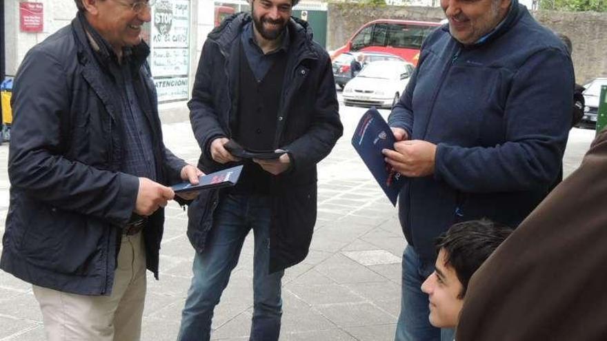 Vence repartiendo propagan electoral ayer en Ferrol.