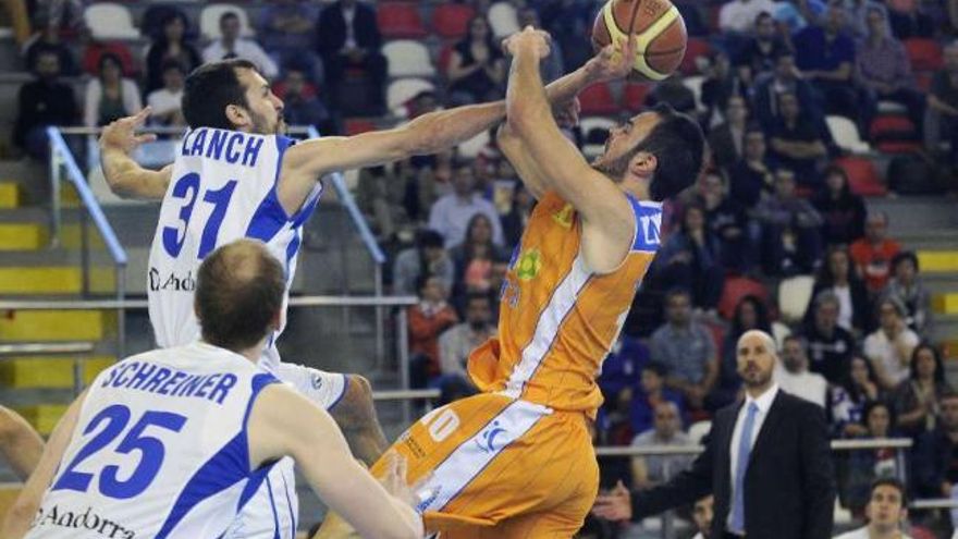 Zengotitabengoa salta ante los rivales del Andorra en el Palacio de los Deportes de Riazor. / carlos pardellas