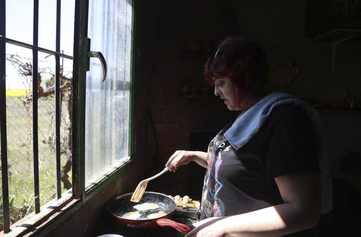 Una cocinera prepara el "dos y pingada"