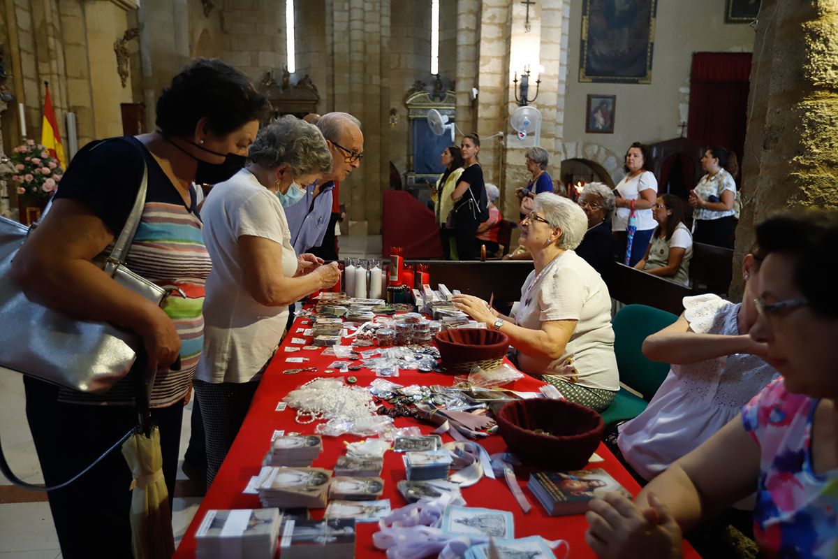 Cientos de cordobeses visitan a la Virgen de los Remedios como cada martes y 13