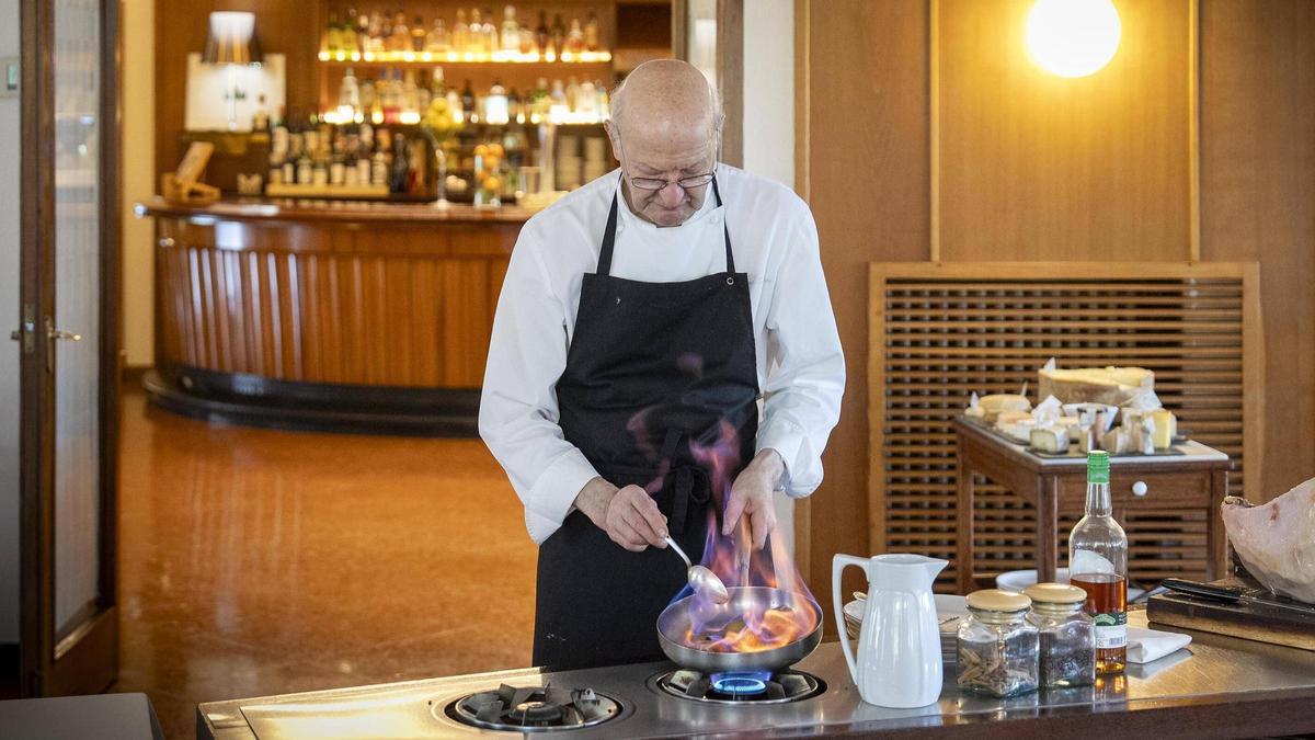 Jaume Subirós prepara los Taps de Cadaquès.
