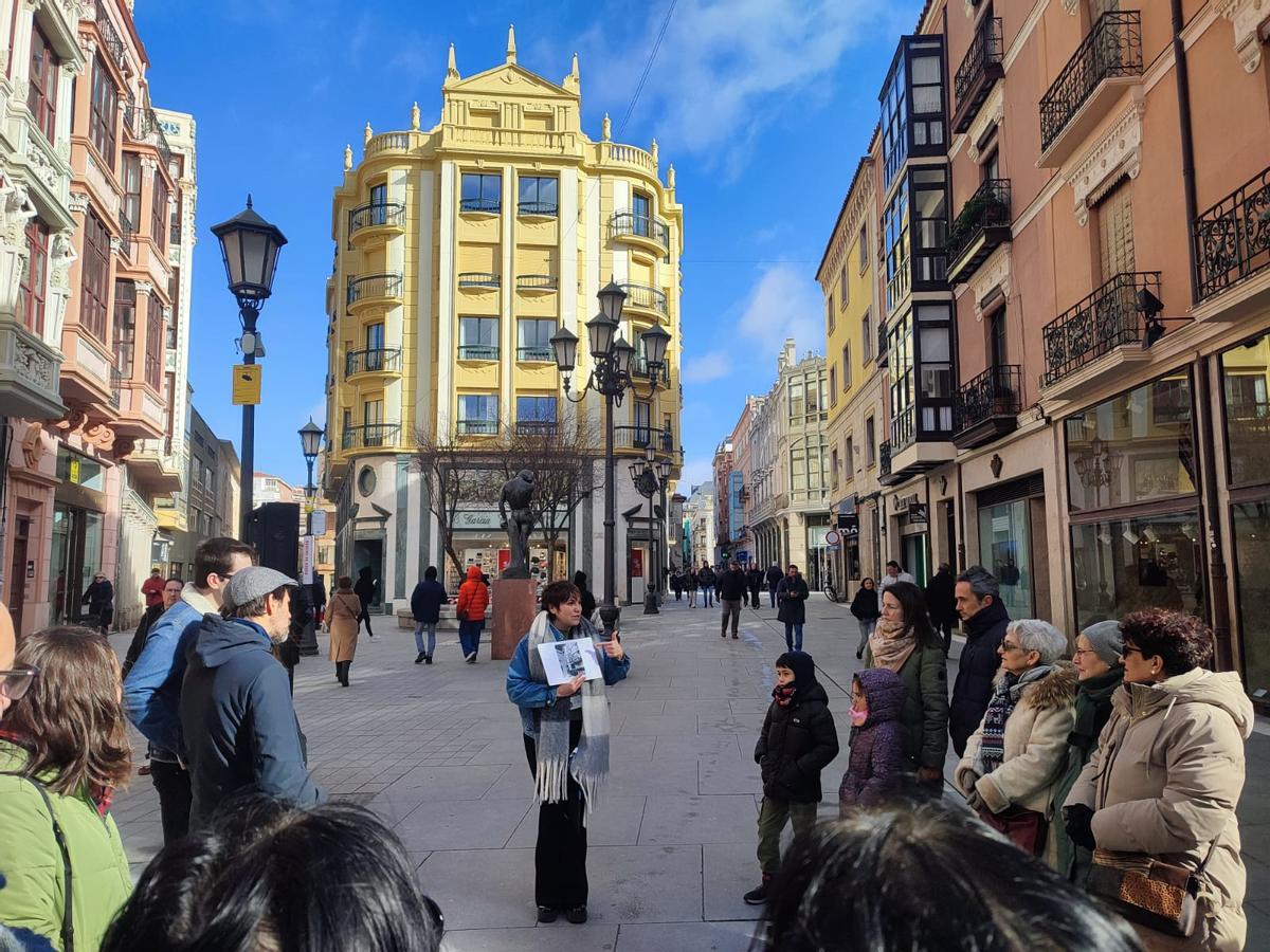 Un momento de la visita en la plaza Sagasta.