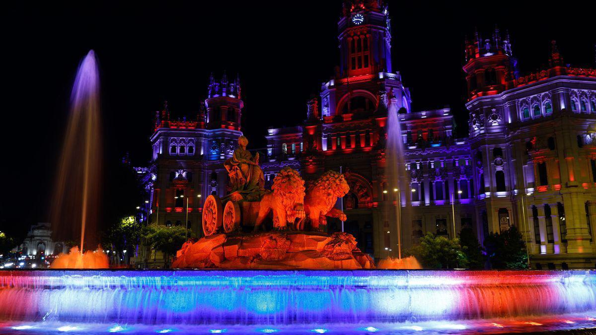 Madrid ilumina la Cibeles con los colores de la bandera del Reino Unido.