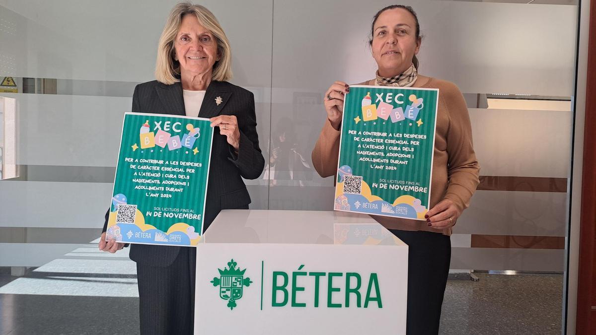 La alcaldesa Elia Verdevío y la concejala Marisa Martínez presentan el Cheque Bebé.
