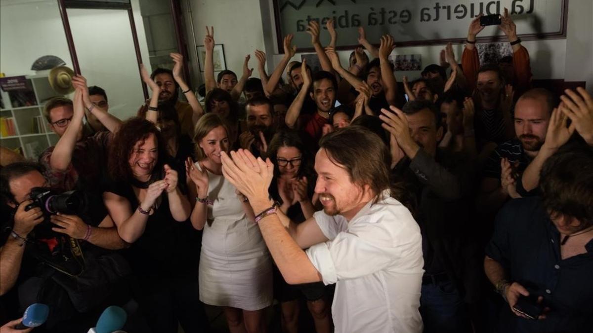 Pablo Iglesias celebra con miembros y seguidores de su partido su intervención en el debate a cuatro.