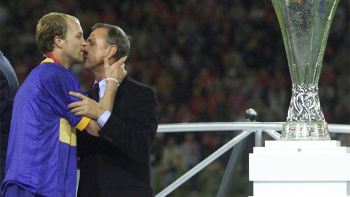 Padre e hijo, tras la final de la UEFA entre Alavés y Liverpool en Dortmund (16/5/2001)