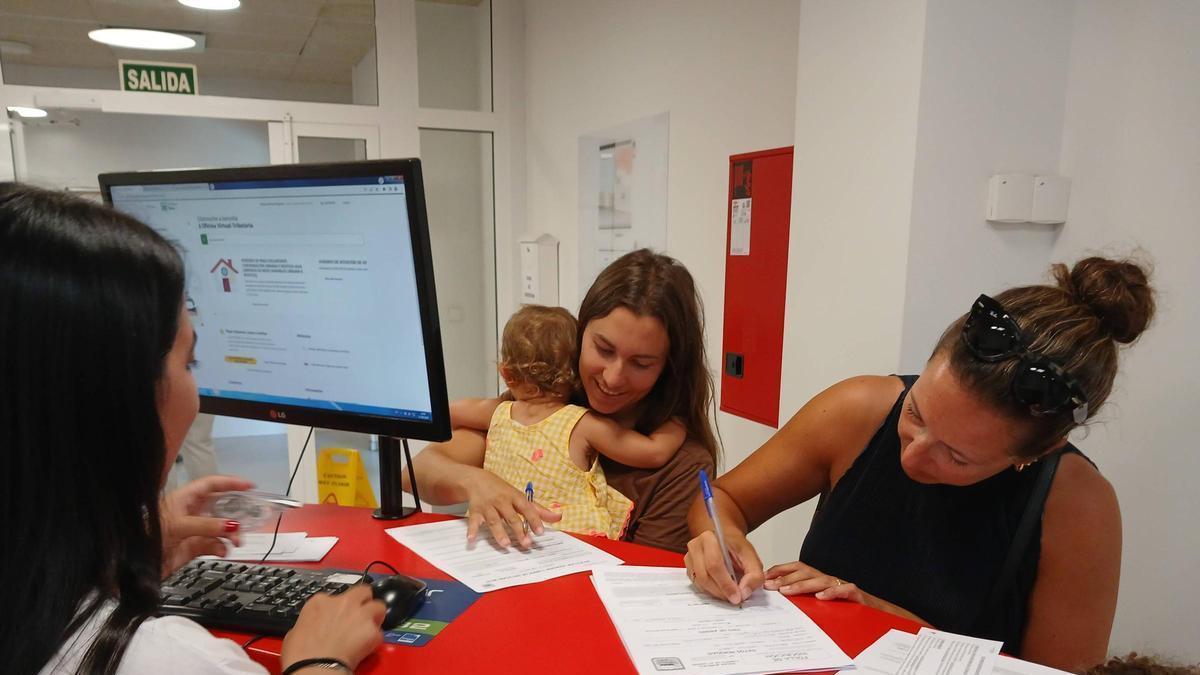 Personas preinscribiéndose en las instalaciones de la piscina de Bueu.
