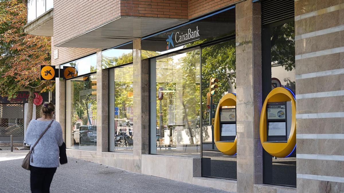 Exterior de una oficina de CaixaBank