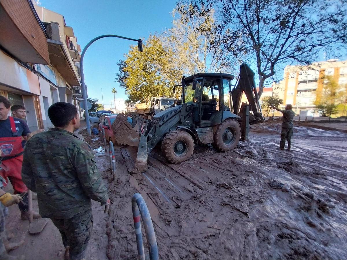 El Ejército trabaja en la limpieza de las calles de Algemesí, en una imagen del sábado.