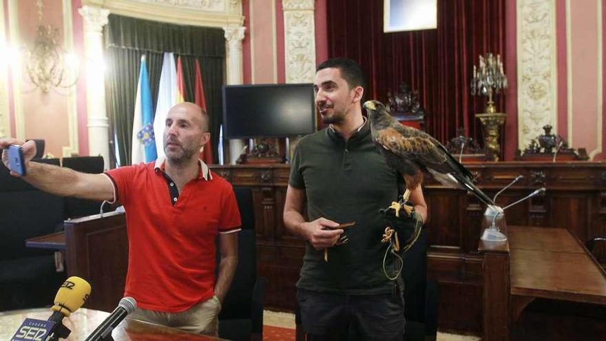 El alcalde se hace un selfi con Juan Fraga, de la firma Larus Control, y con Otea, una de las águilas que participará en la campaña. // I. Osorio