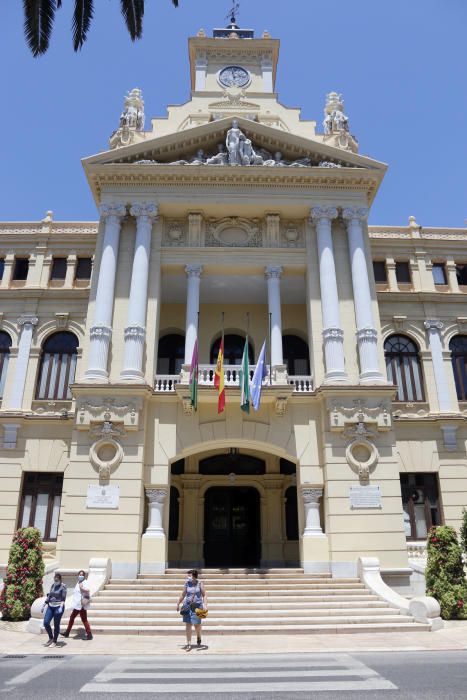 Las banderas de los edificios públicos han ondeado a media asta en sintonía con el luto nacional por las víctimas del coronavirus que decretaba el Gobierno Central la pasada semana.