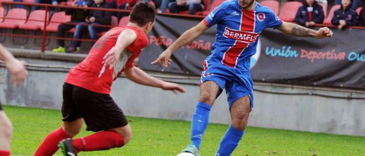 El delantero Adrián pisa la pelota en el área del Loñoá. // Jesús Regal