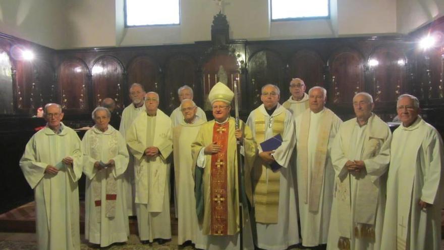 Algunos de los sacerdotes con el obispo de Mallorca