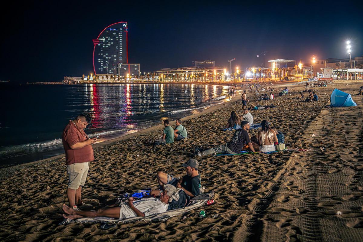 Refugio nocturno: Barcelona se refresca y descansa en sus playas durante las noches calurosas