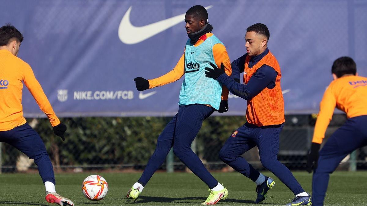 Dembélé, en el entrenamiento del Barça, marcado por Dest.