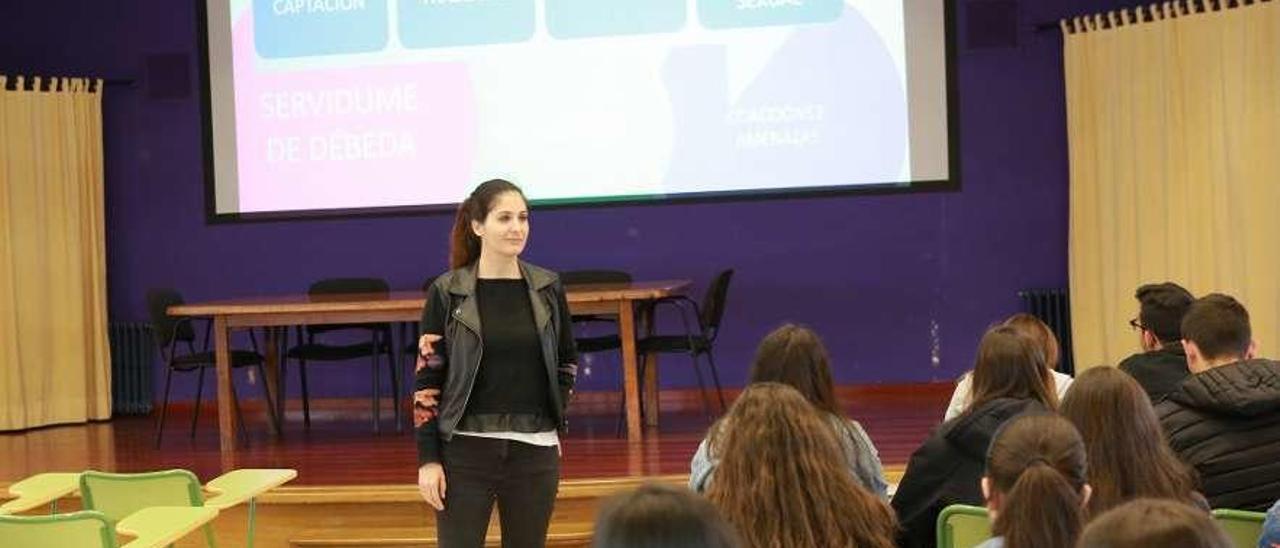 Alba Sousa durante la charla-coloquio ofrecida ayer en el salón de actos del IES Laxeiro. // Bernabé