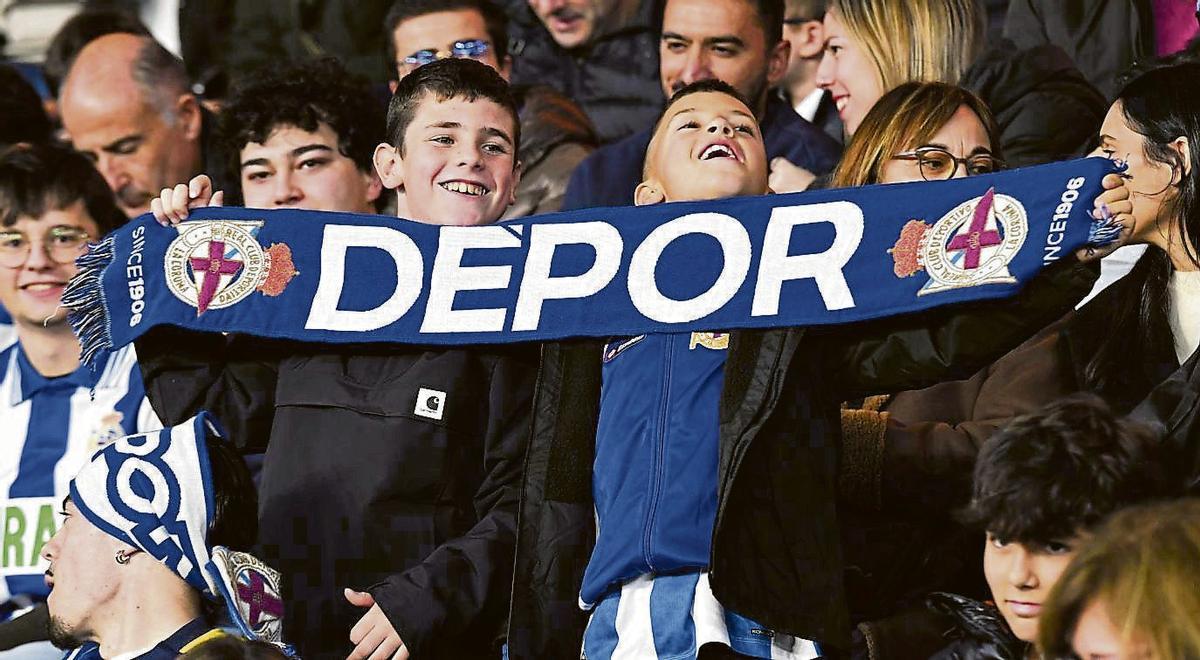 Riazor, con  casi 25.000 espectadores, pierde su  invicto esta temporada.  La derrota no apagó a un estadio que terminó aplaudiendo y agradeciendo el esfuerzo al equipo tras el pitido final. La buena racha tocó su final en casa , ante 24.447, tras cinco partidos de liga ganados de forma consecutiva. Al Dépor también se le escapó el invicto que hasta este momento tenía el feudo blanquiazul.