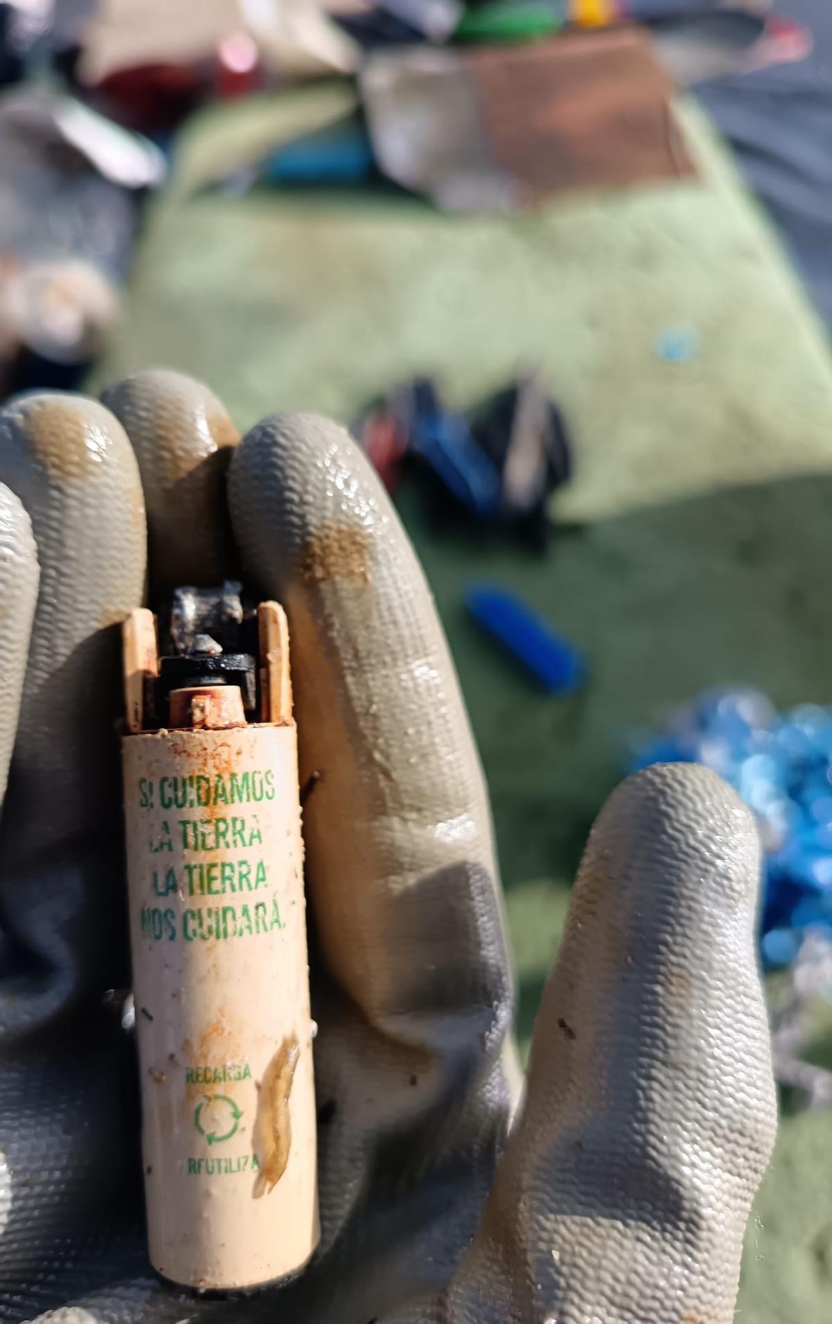 Mechero localizado en el entorno de la casa de Man con un sugerente mensaje.