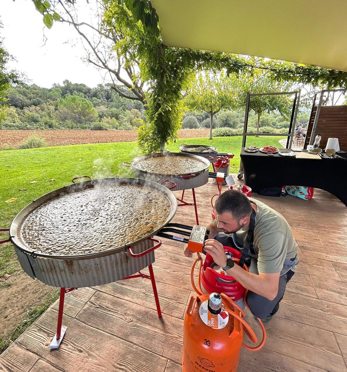 Gerard Carrión preparant tres arrossos en un esdeveniment privat.