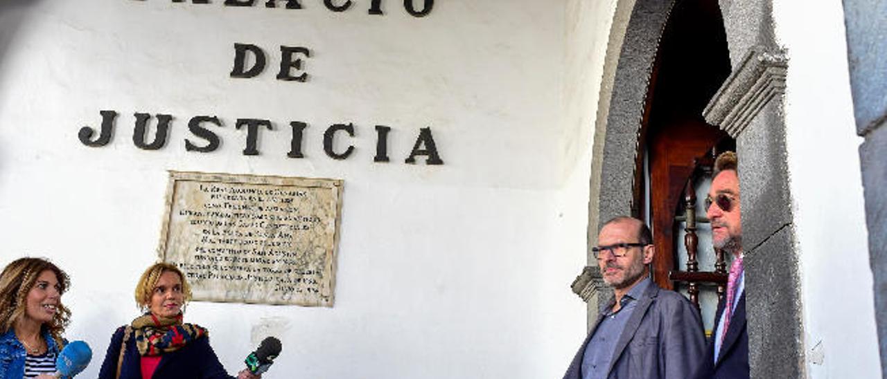 Salvador Alba sale del Tribunal Superior de Justicia de Canarias con su abogado Nicolás González-Cuellar.