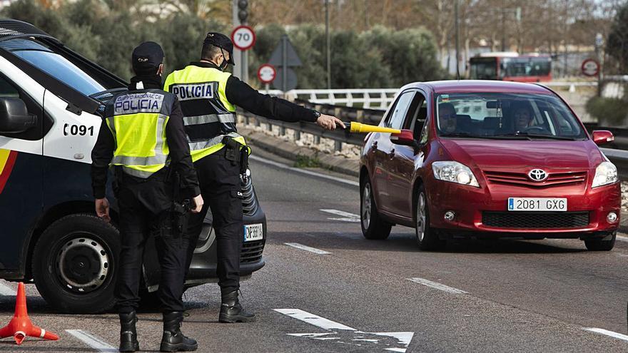 Uno de los controles policiales para evitar salidas de València, durante el fin de semana. | DANIEL TORTAJADA