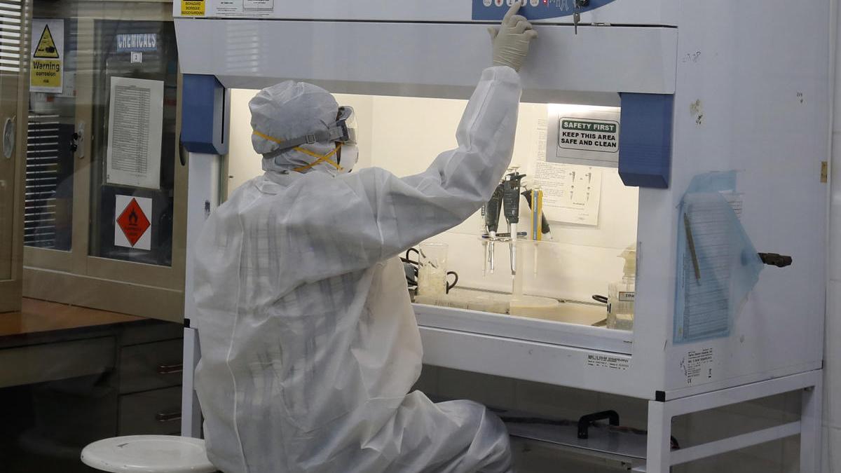 Un científico trabaja en un laboratorio.