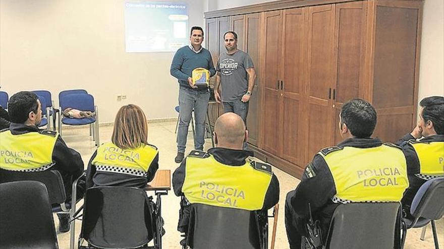 Un curso forma a la Policía Local para el uso de los desfibriladores