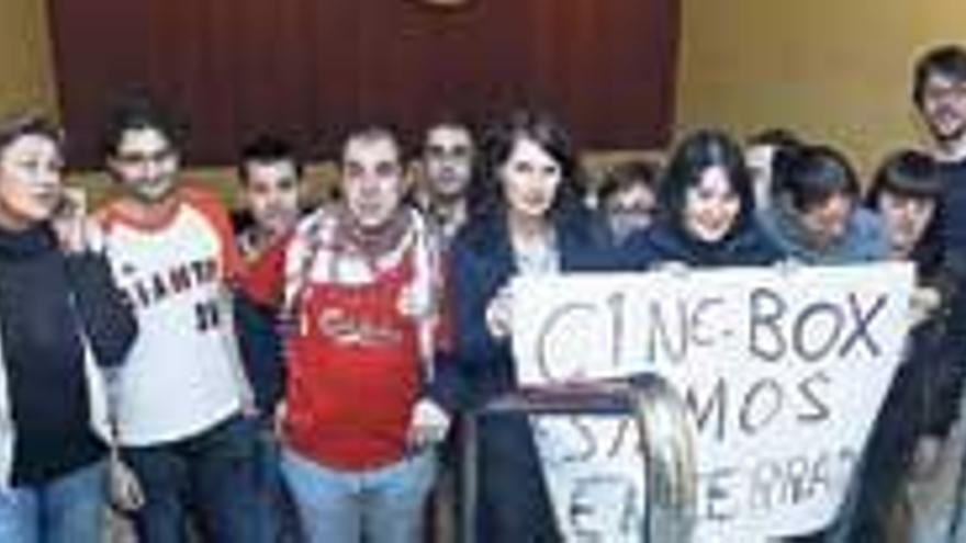 Los 13 trabajadores que se encerraron ayer en el interior de los cines, cuyas puertas fueron envueltas con cadenas y cambiadas las cerraduras.