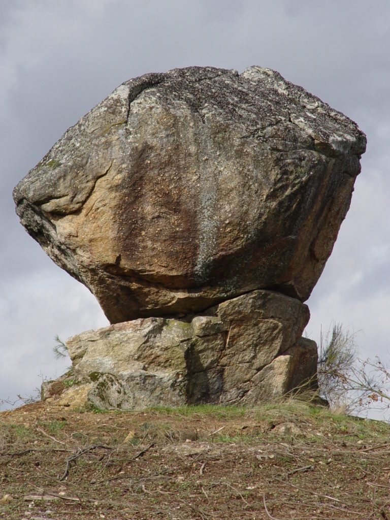 A Bola, la gran roca que da nombre al concello