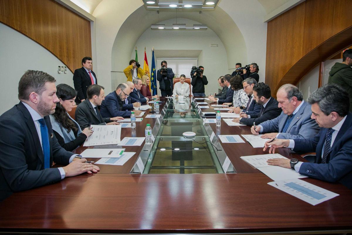 La presidenta de la Junta, María Guardiola, firma con 11 entidades bancarias una declaración para el impulso de la promoción de más de 3.000 viviendas protegidas en Extremadura.